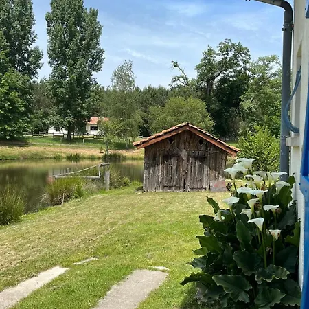 La Maison Bordant Le Lac